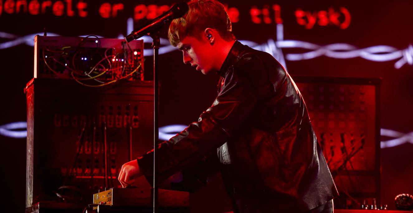 16-årige Cristian Oprea fra Sønderborg fremførte fredag aften Nenas '99 Luftballons' på tysk til andet liveshow i årets X Factor.