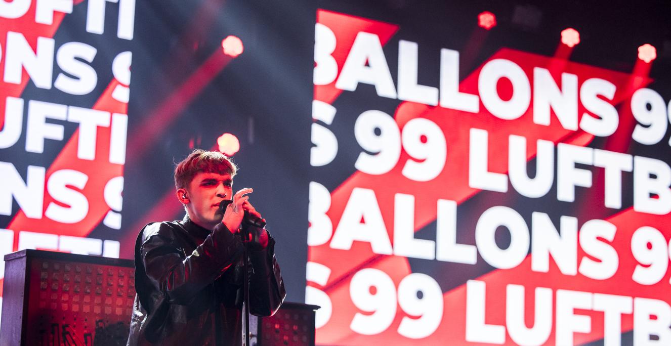 16-årige Cristian Oprea fra Sønderborg fremførte fredag aften Nenas '99 Luftballons' på tysk til andet liveshow i årets X Factor.