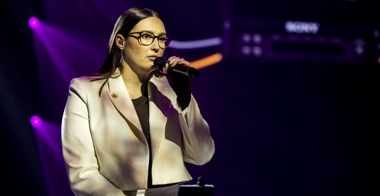 28-årige Helene Frank fra Sydslesvig fremførte fredag aften 'Sotto Voce' af Elisabeth Gjerluff Nielsen ved andet liveshow i X Factor.