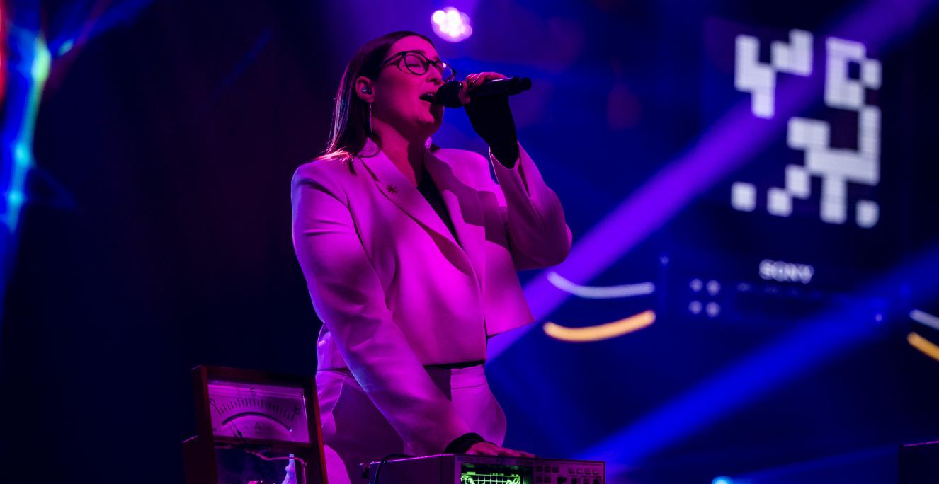 28-årige Helene Frank fra Sydslesvig fremførte fredag aften 'Sotto Voce' af Elisabeth Gjerluff Nielsen ved andet liveshow i X Factor.