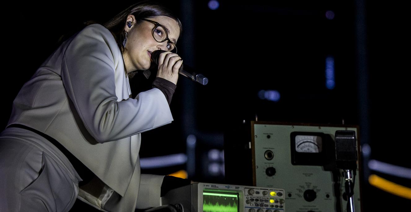 28-årige Helene Frank fra Sydslesvig fremførte fredag aften 'Sotto Voce' af Elisabeth Gjerluff Nielsen ved andet liveshow i X Factor.