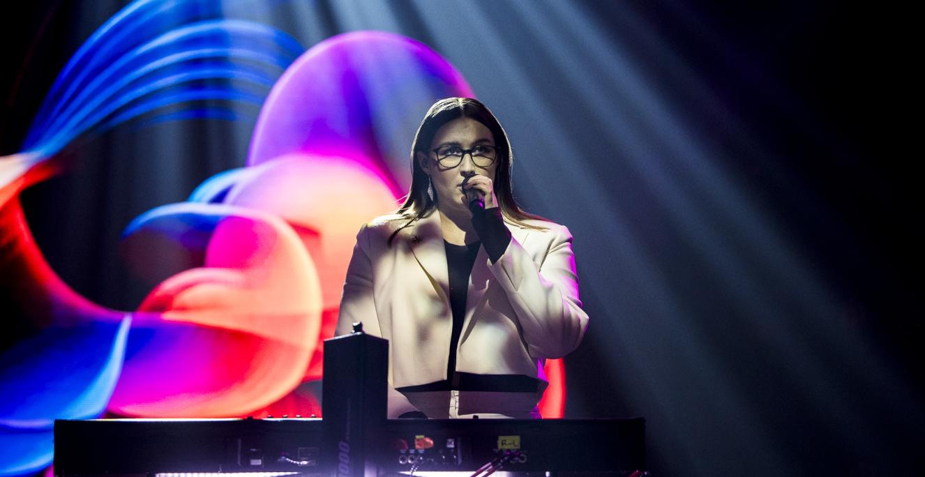 28-årige Helene Frank fra Sydslesvig fremførte fredag aften 'Sotto Voce' af Elisabeth Gjerluff Nielsen ved andet liveshow i X Factor.