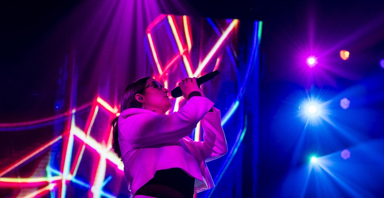 28-årige Helene Frank fra Sydslesvig fremførte fredag aften 'Sotto Voce' af Elisabeth Gjerluff Nielsen ved andet liveshow i X Factor.