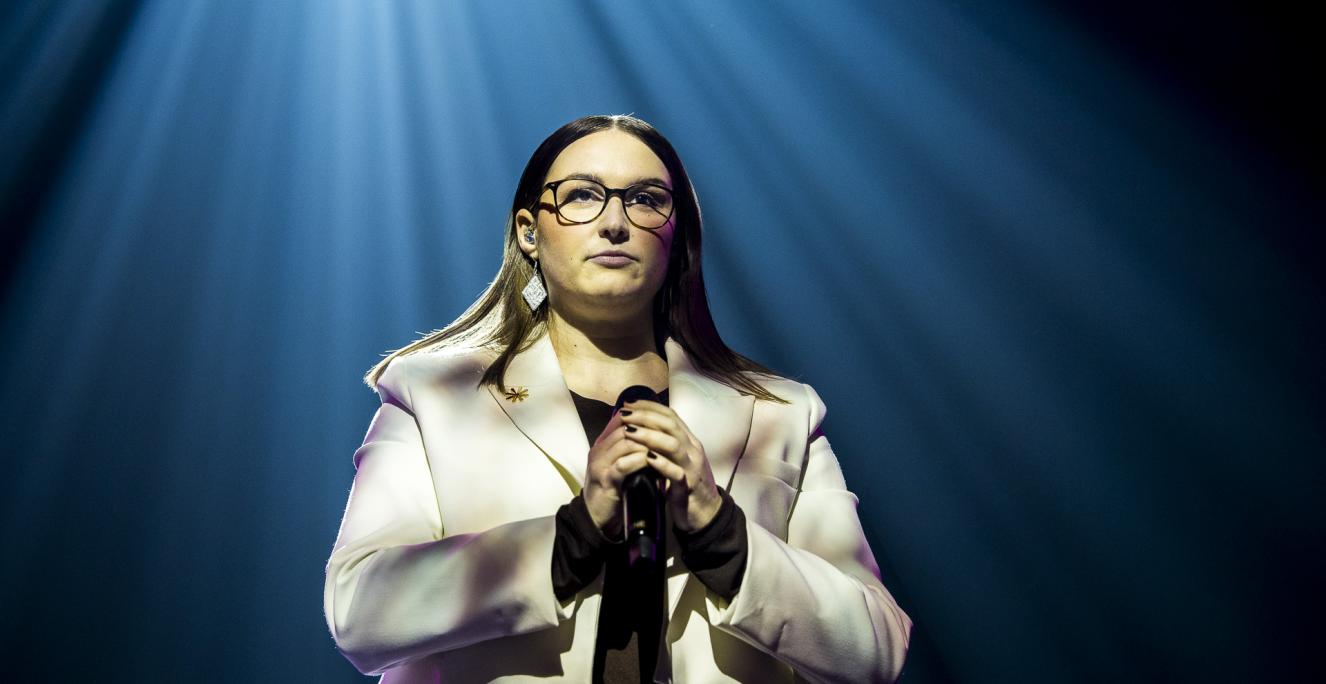 28-årige Helene Frank fra Sydslesvig fremførte fredag aften 'Sotto Voce' af Elisabeth Gjerluff Nielsen ved andet liveshow i X Factor.