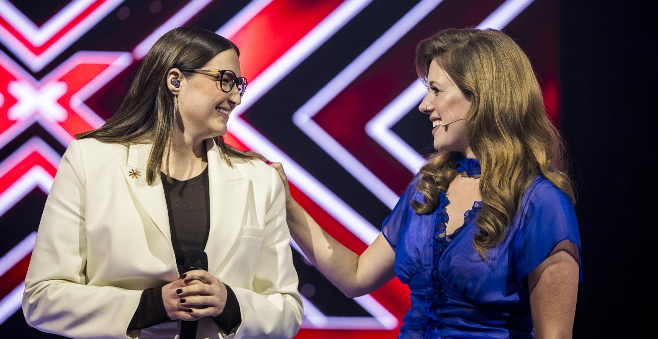 28-årige Helene Frank fra Sydslesvig fremførte fredag aften 'Sotto Voce' af Elisabeth Gjerluff Nielsen ved andet liveshow i X Factor.