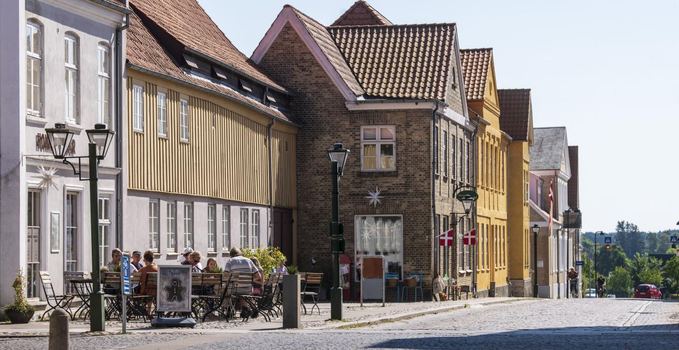 Kongensgade i Christiansfeld, der løber fra syd mod nord og bl.a. krydser Lindegade. Foto fra 2021.