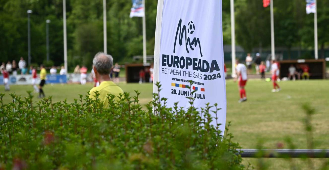 Nu skal der spilles fodbold i det dansk-tyske grænseland. På søndag begynder Europeada, fodboldslutrunden for Europas mindretal. Nu skal der spilles fodbold i det dansk-tyske grænseland. På søndag begynder Europeada, fodboldslutrunden for Europas mindretal.