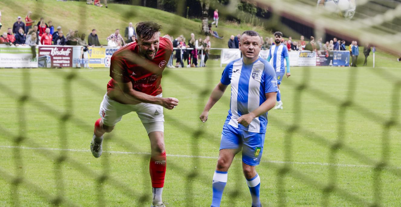 Sydslesvigs herrer vandt 9-0 mod Pobeda i den første kamp, der blev spillet i Slesvig. 