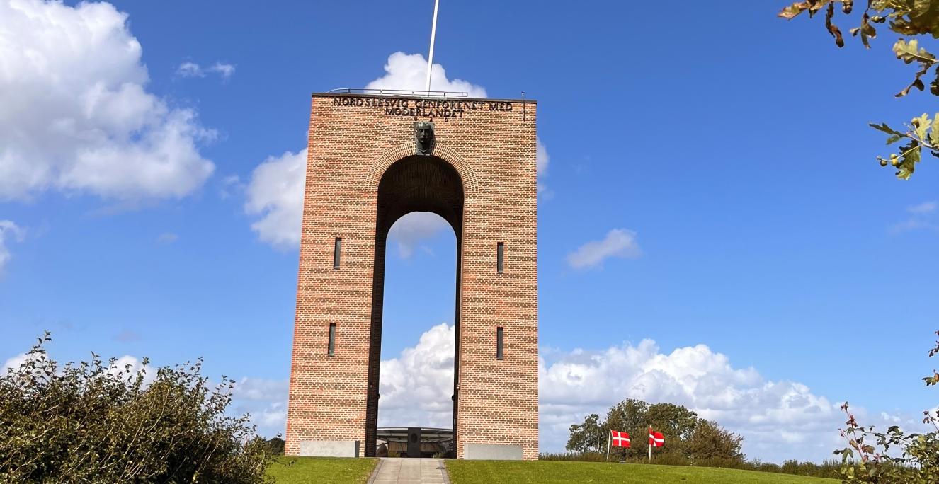 100-årsdagen for Genforeningstårnet på Ejer Bavnehøj var anledning til en debat om grænser og nationalitet identitet mellem Bertel Haarder, Marlene Wind og Simon Faber.