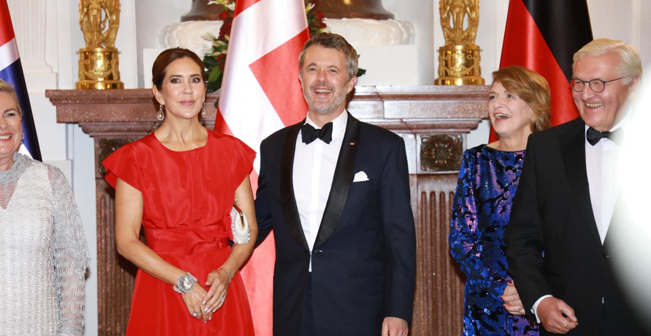 Kong Frederik og Dronning Mary deltog i en officiel middag på Schloss Bellevue mandag den 21. oktober.