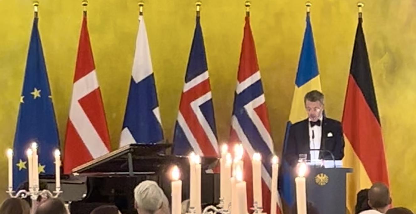Kong Frederik holdt tale på tysk ved en officiel middag på Schloss Bellevue i Berlin mandag den 21. oktober. 