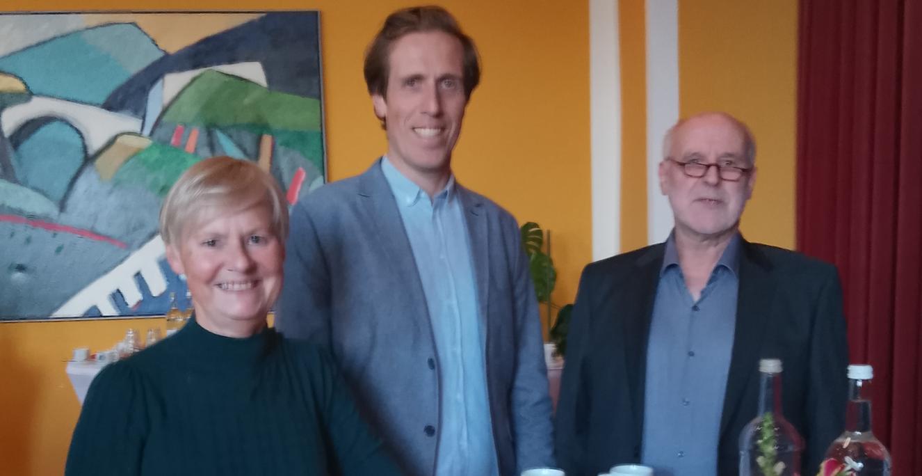 Ane Dragsbæk Poulsen sammen med Anders Peter Nielsen, skolekonsulent i Grænseforeningen, og Horst-Werner Knüppel, 2. næstformand i Grænseforeningen, i Flensborghus forud for kongeparrets besøg.