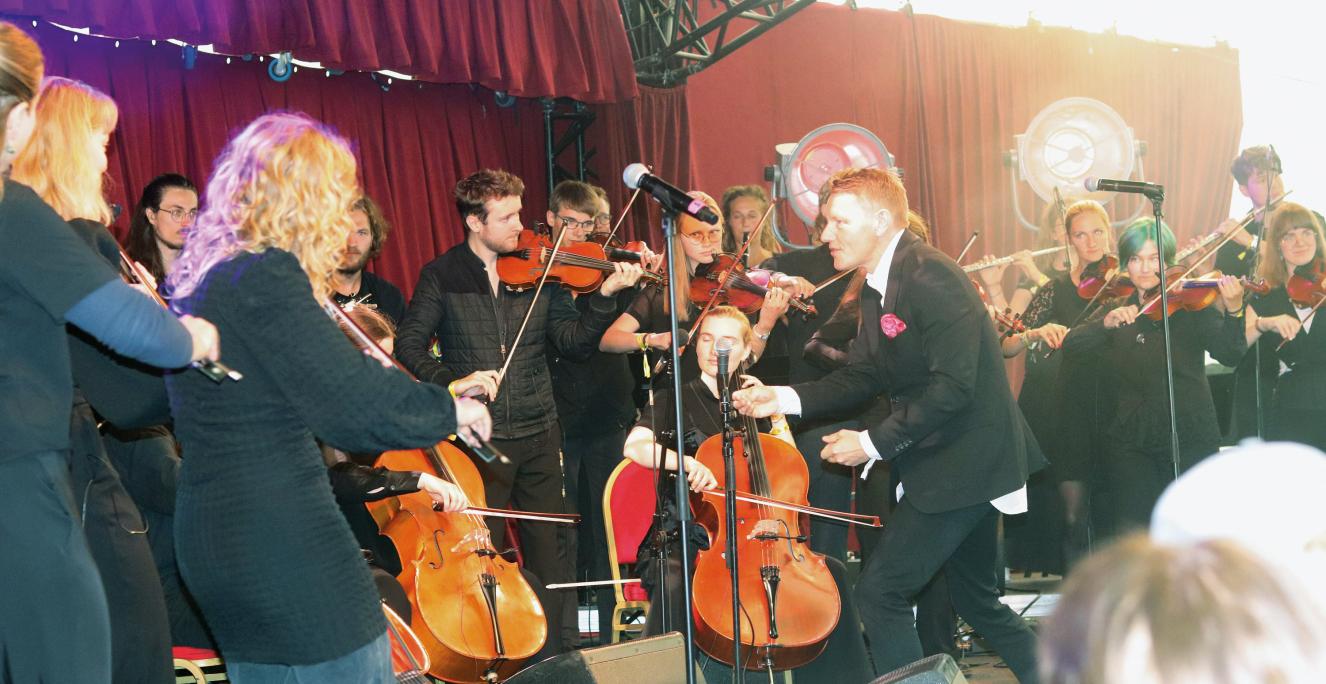Harald Haugaard er dirigent for folkBALTICA Ensemblet, som her ses i en tidligere optræden på Tønder Festival.