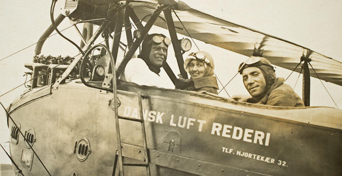 Christian L. Johannsen bagerst i cockpittet. Billedet anslås at være fra 1920-21. Christian L. Johannsen bagerst i cockpittet. Billedet anslås at være fra 1920-21.