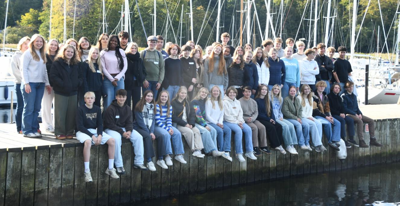 De nye elevambassadører samlet på lystbådehavnen i Lyksborg.