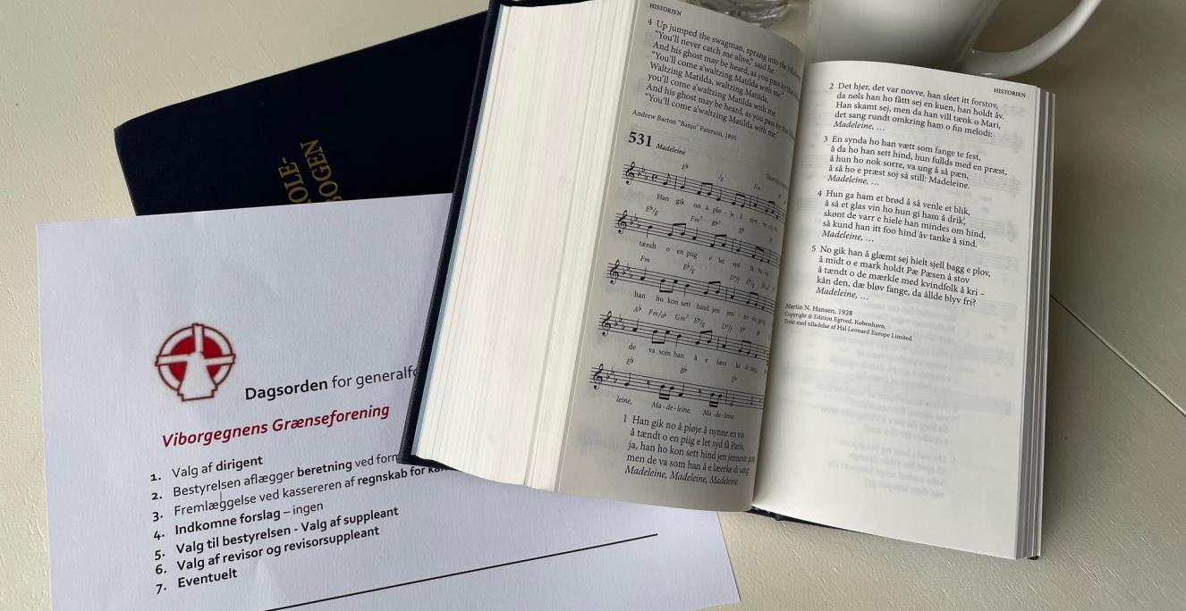 Højskolesangbog med en generalforsamlings dagsorden Højskolesangbog med en generalforsamlings dagsorden