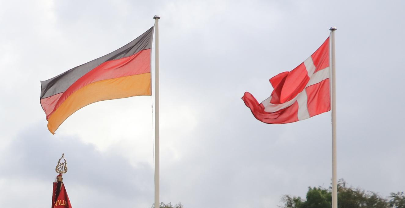 Det tyske flag og Dannebrog kan frit hejses side om side fra den 1. januar 2025. Det har Folketinget vedtaget i en ny flaglov.