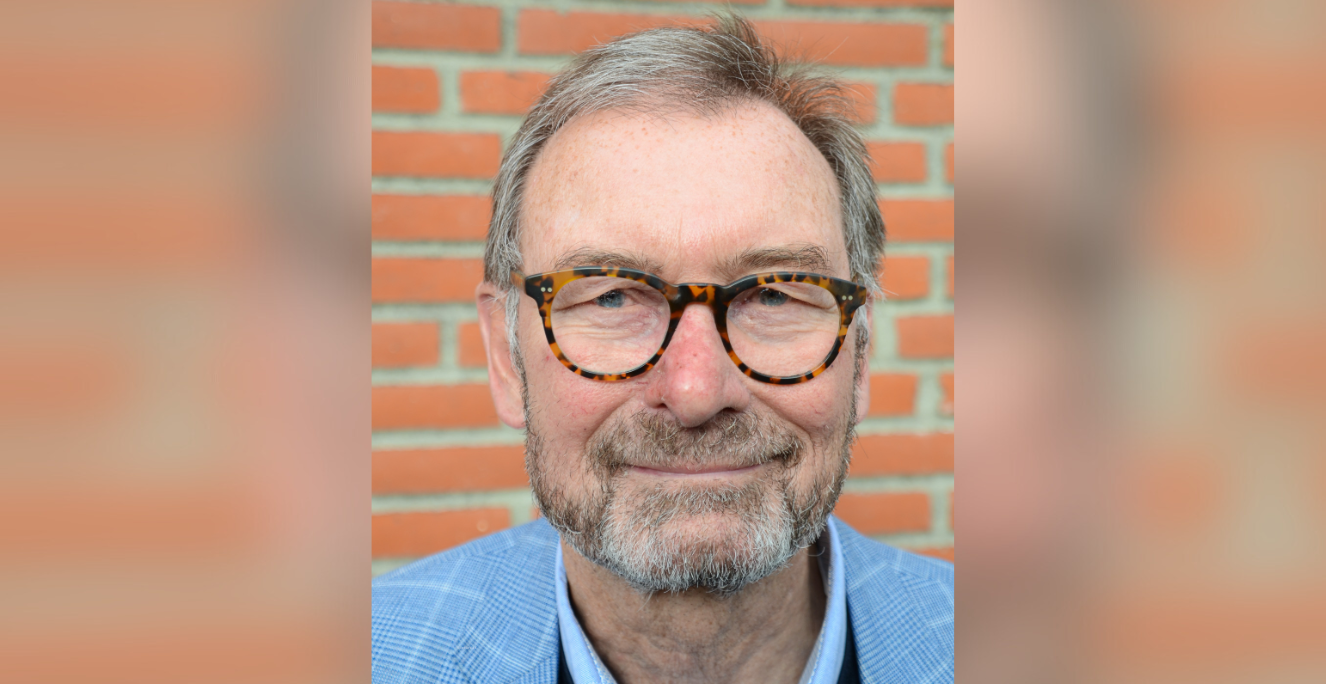Jørn Buch er cand.phil. i historie fra Aarhus Universitet. Fra 1994-2013 var han lektor i historie på Haderslev Seminarium. Jørn Buch er cand.phil. i historie fra Aarhus Universitet. Fra 1994-2013 var han lektor i historie på Haderslev Seminarium.