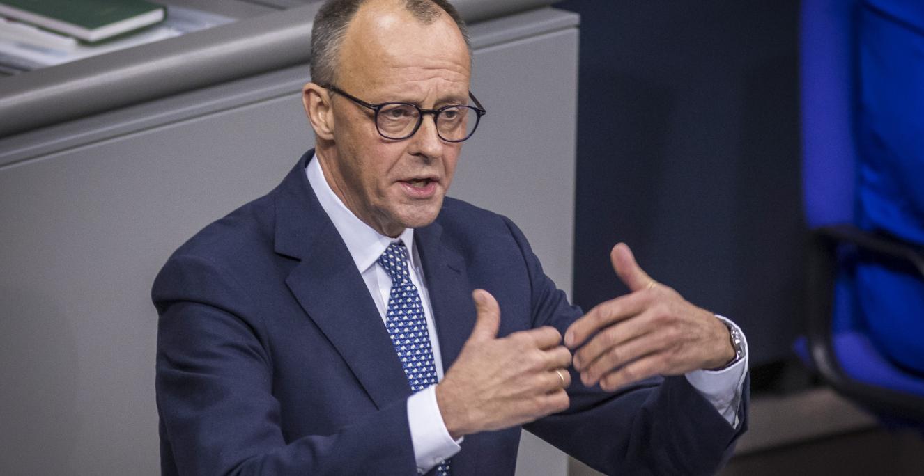 CDU-formand Friedrich Merz fotograferede ved en tidligere debat i Forbundsdagen. Tirsdag den 18. marts lykkes det ham at få flertal for en historisk ændring af den tyske forfatning. CDU-formand Friedrich Merz fotograferede ved en tidligere debat i Forbundsdagen. Tirsdag den 18. marts lykkes det ham at få flertal for en historisk ændring af den tyske forfatning.