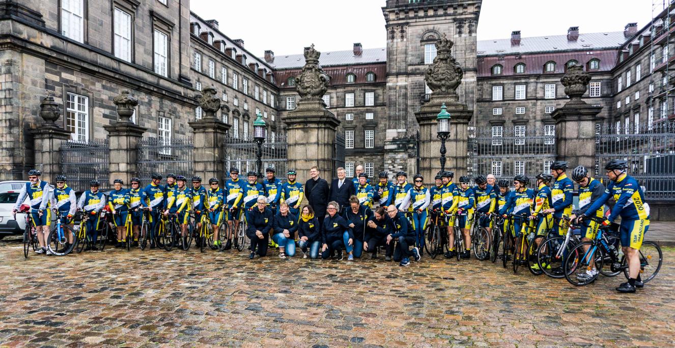'Team Grænzland' cyklede i 2021 fra Padborg til Berlin og videre til København. På billedet er holdet blevet modtaget af Pascal Hector, Tysklands ambassadør i Danmark. 'Team Grænzland' cyklede i 2021 fra Padborg til Berlin og videre til København. På billedet er holdet blevet modtaget af Pascal Hector, Tysklands ambassadør i Danmark.