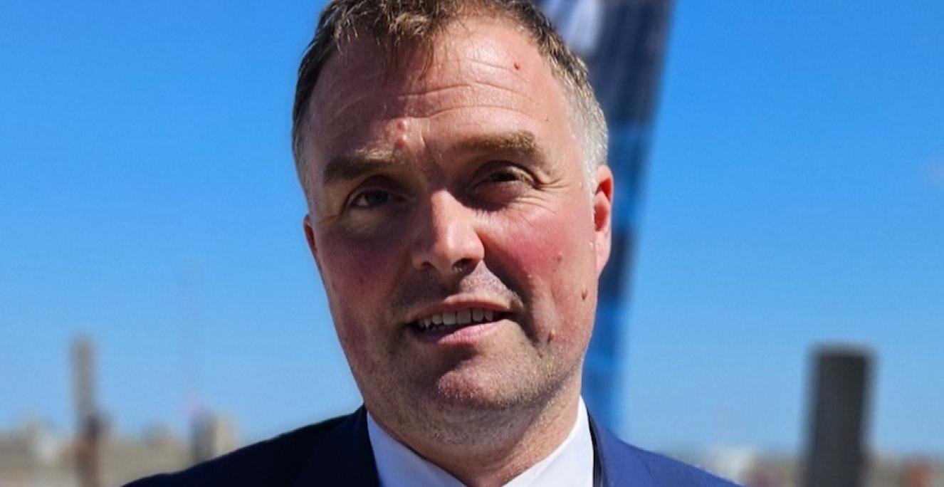 42-årig Lasse Rodewald fra Sydslesvig er ny generalsekretær i Sydslesvigsk Forening (SSF). Han afløser Jens A. Christiansen, der går på pension den 30. september, efter knap 25 år i jobbet. 42-årig Lasse Rodewald fra Sydslesvig er ny generalsekretær i Sydslesvigsk Forening (SSF). Han afløser Jens A. Christiansen, der går på pension den 30. september, efter knap 25 år i jobbet.