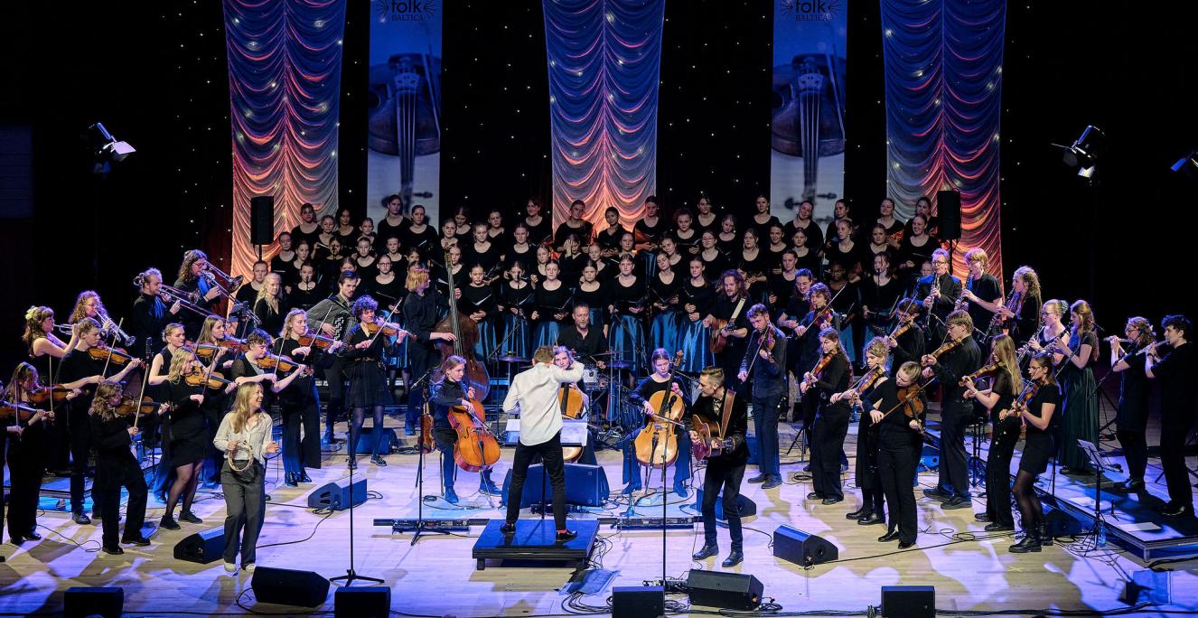 folkBALTICA er et orkester med musikere fra begge sider fra den dansk-tyske grænse. Til Sendemandsmødet optræder et udvalg af ensemblets medlemmer. folkBALTICA er et orkester med musikere fra begge sider fra den dansk-tyske grænse. Til Sendemandsmødet optræder et udvalg af ensemblets medlemmer.