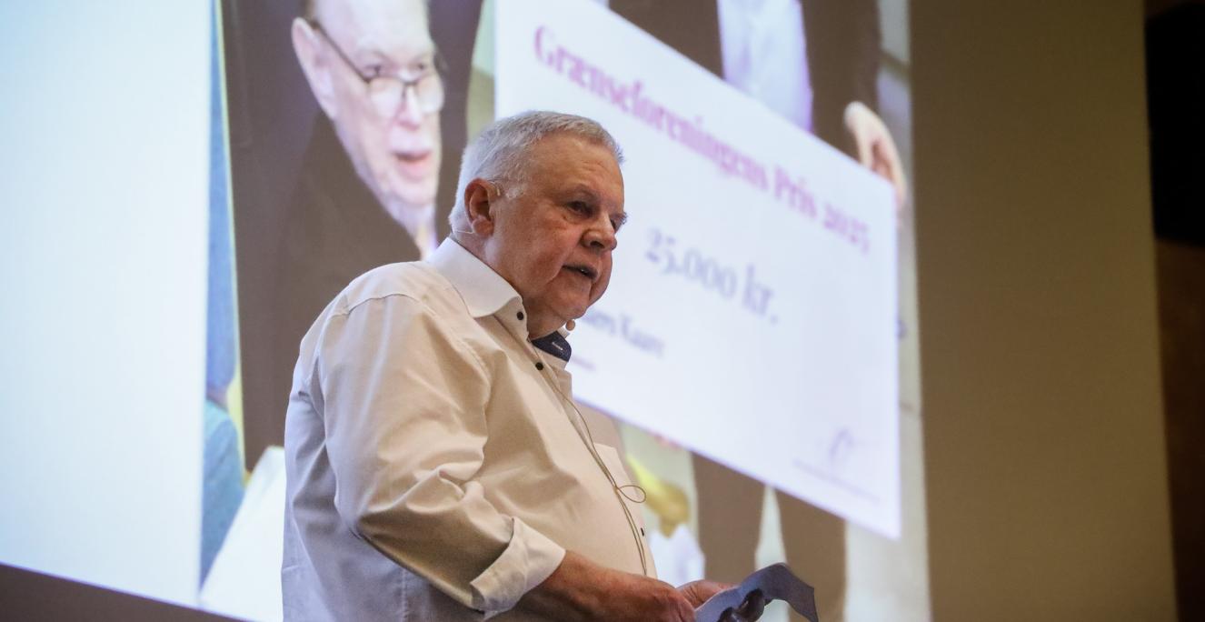 Peter Rimfort, bestyrelsesmedlem i Grænseforeningen for København og Frederiksberg, fortalte om Anders Kaares store engagement for det danske mindretal i Sydslesvig ved festmiddagen til Grænseforeningens Sendemandsmøde 2025.