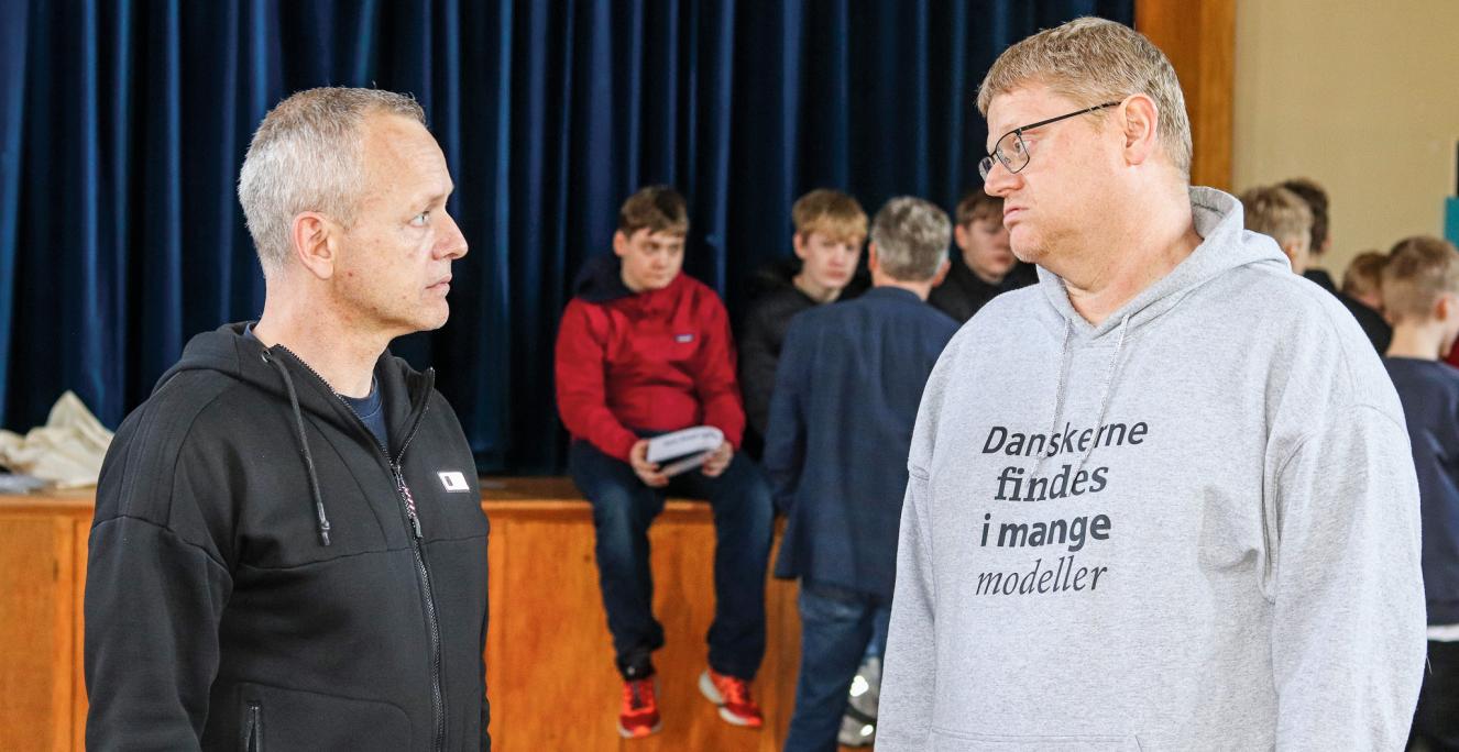 Lærerne Henrik Jørgensen fra Gentofte Skole og Michael Kopf fra Cornelius Hansen Skolen i Flensborg lader eleverne klare dagen selv. Holdet fra Sydslesvig Crew var dygtige og rutinerede værter, som ikke havde brug for hjælp. Lærerne Henrik Jørgensen fra Gentofte Skole og Michael Kopf fra Cornelius Hansen Skolen i Flensborg lader eleverne klare dagen selv. Holdet fra Sydslesvig Crew var dygtige og rutinerede værter, som ikke havde brug for hjælp.