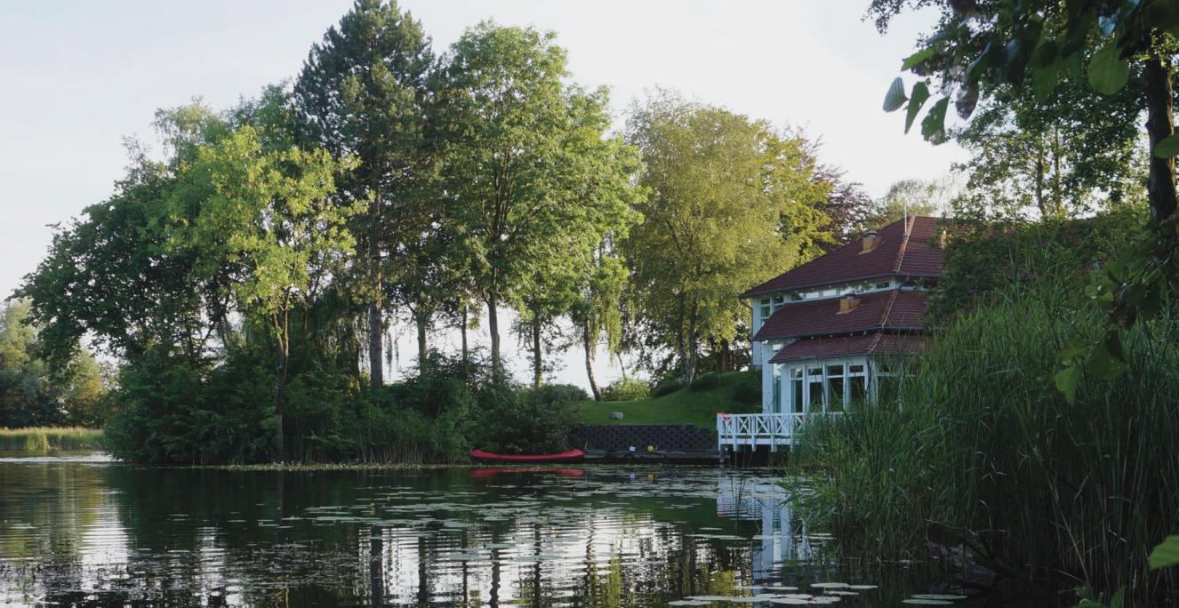 Jaruplund Højskole ligger ved en sø nær landsbyen Jaruplund ikke langt fra Flensborg. Jaruplund Højskole ligger ved en sø nær landsbyen Jaruplund ikke langt fra Flensborg.