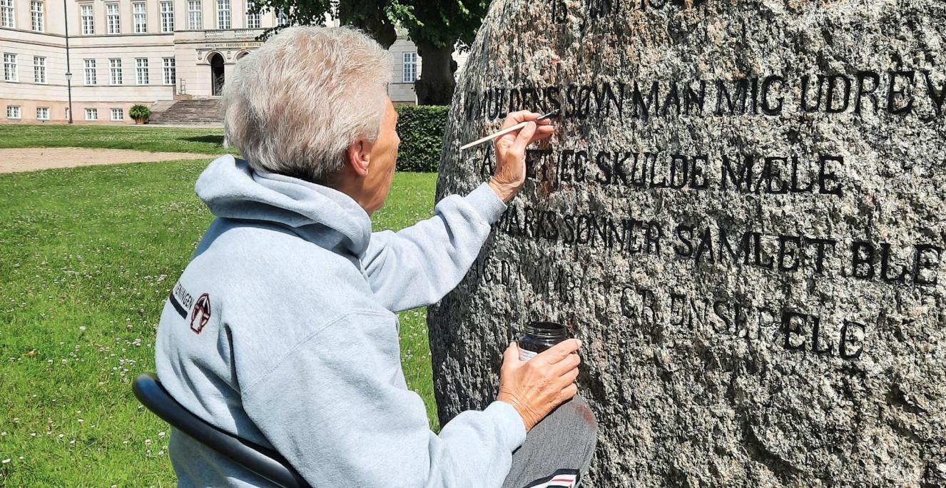 Ruth Villadsen og resten af bestyrelsen i Grænseforeningen Sorø har givet byens genforeningssten en overhaling. Ruth Villadsen og resten af bestyrelsen i Grænseforeningen Sorø har givet byens genforeningssten en overhaling.