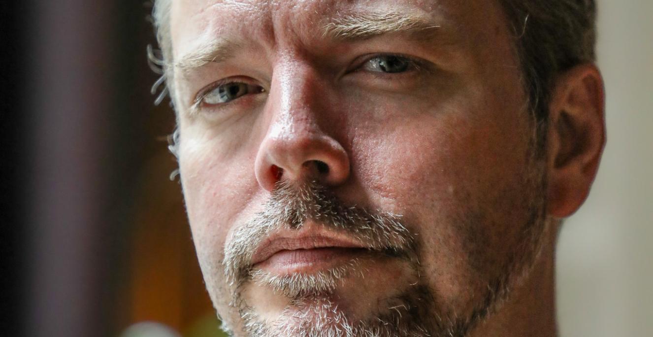 Frelle Petersen er født i Aabenraa, men bor i dag i Hovedstadsområdet. Frelle Petersen er født i Aabenraa, men bor i dag i Hovedstadsområdet.