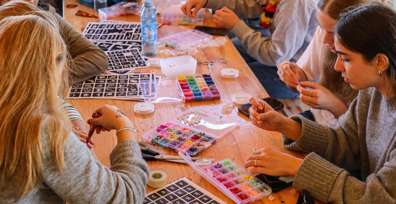 Workshopbordet med perlearmbånd og hennatatoveringer var et stort trækplaster til Ungdommens Folkemøde. Workshopbordet med perlearmbånd og hennatatoveringer var et stort trækplaster til Ungdommens Folkemøde.