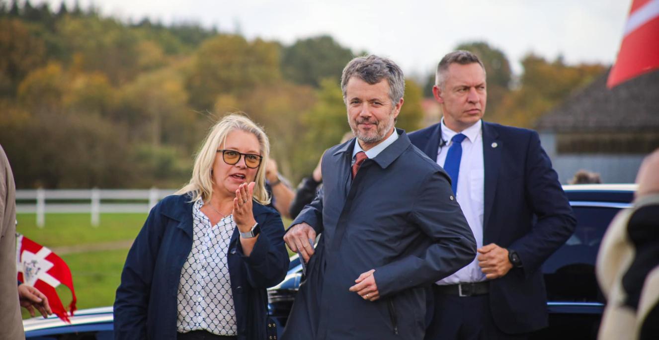 SSF-formand Gitte Hougaard-Werner og kong Frederik har mødtes før. Senest ved kongeparrets besøg ved Dannevirke og Flensborghus i oktober 2024. SSF-formand Gitte Hougaard-Werner og kong Frederik har mødtes før. Senest ved kongeparrets besøg ved Dannevirke og Flensborghus i oktober 2024.