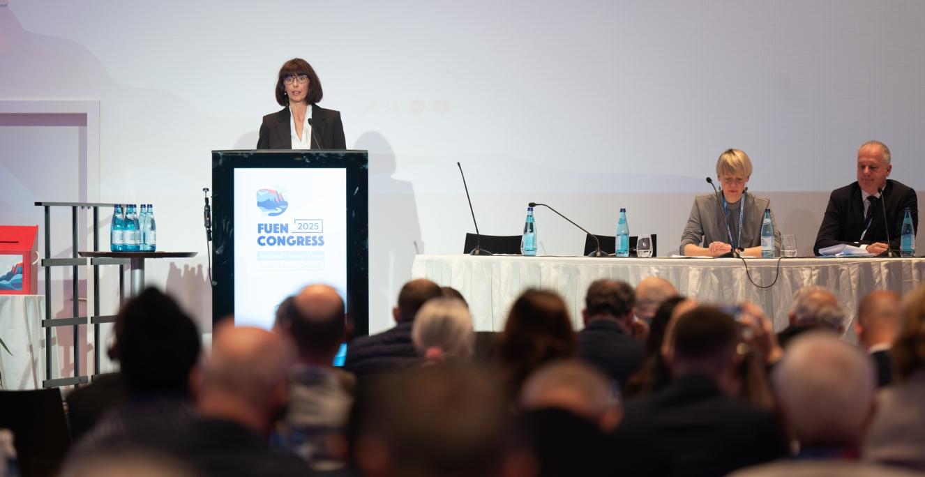 Olivia Schubert er ny præsident i FUEN. Hun er fra det tyske mindretal i Ungarn og har tidligere været vicepræsident i FUEN. Olivia Schubert er ny præsident i FUEN. Hun er fra det tyske mindretal i Ungarn og har tidligere været vicepræsident i FUEN.