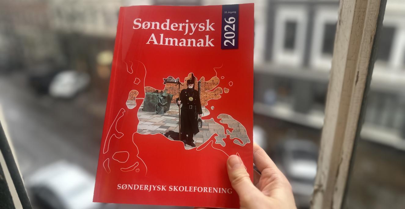 Sønderjysk Almanak 2026 kan købes i en række sønderjyske boghandler. Bogen er på 224 sider og indeholder også klassiske almanakelementer såsom en oversigt over dagenes navne, en astronomisk kalender og en tabel over højvandstider ved Vestkysten. 