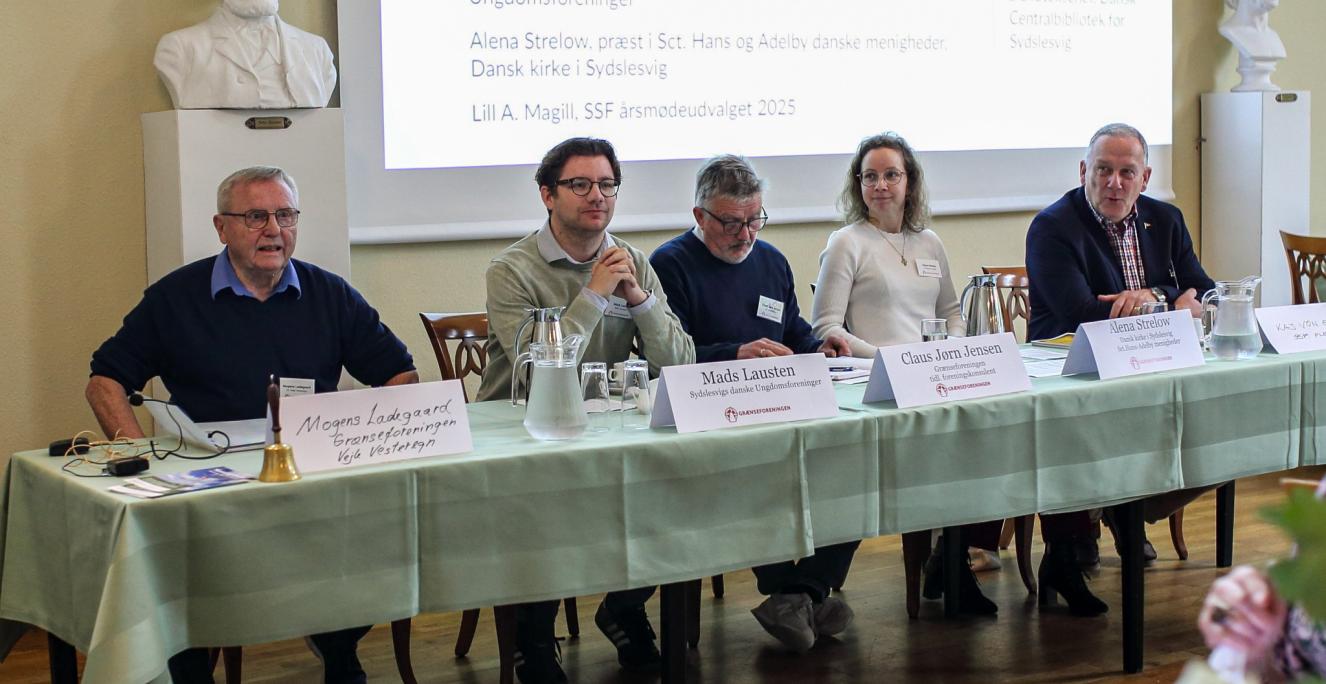 Panelet til konferencens første debat bestod af Mogens Ladegaard fra Grænseforeningen Vejle Vesteregn, formand Mads Lausten fra Sydslesvigs danske Ungdomsforeninger (SdU), fhv. foreningskonsulent i Grænseforeningen Claus Jørn Jensen, præst Alena Strelow fra Sct. Hans og Adelby danske Menighed i Flensborg samt Kay von Eitzen, amtskonsulent i SSF for Flensborg By.