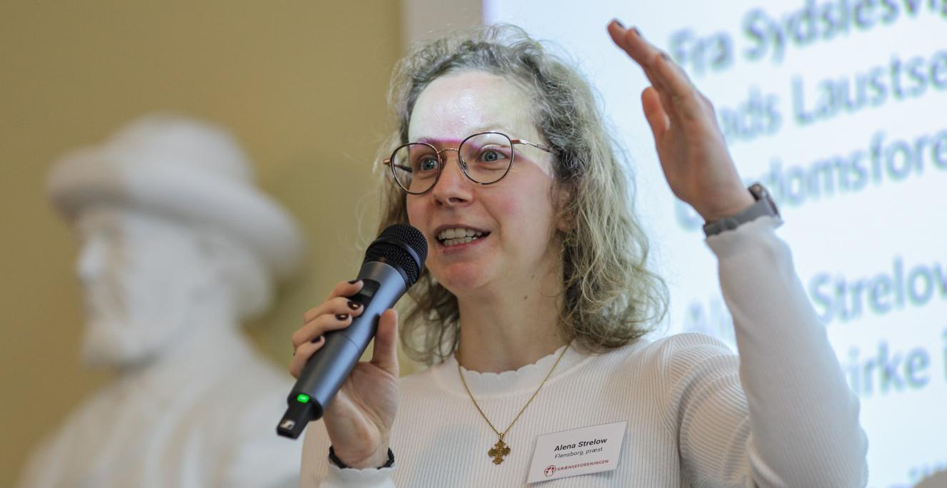 Alena Strelow er præst i Sct. Hans og Adelby danske Menighed i Flensborg. Hun tager indimellem sine konfirmander med på tur til Aarhus, hvor hun har studeret.