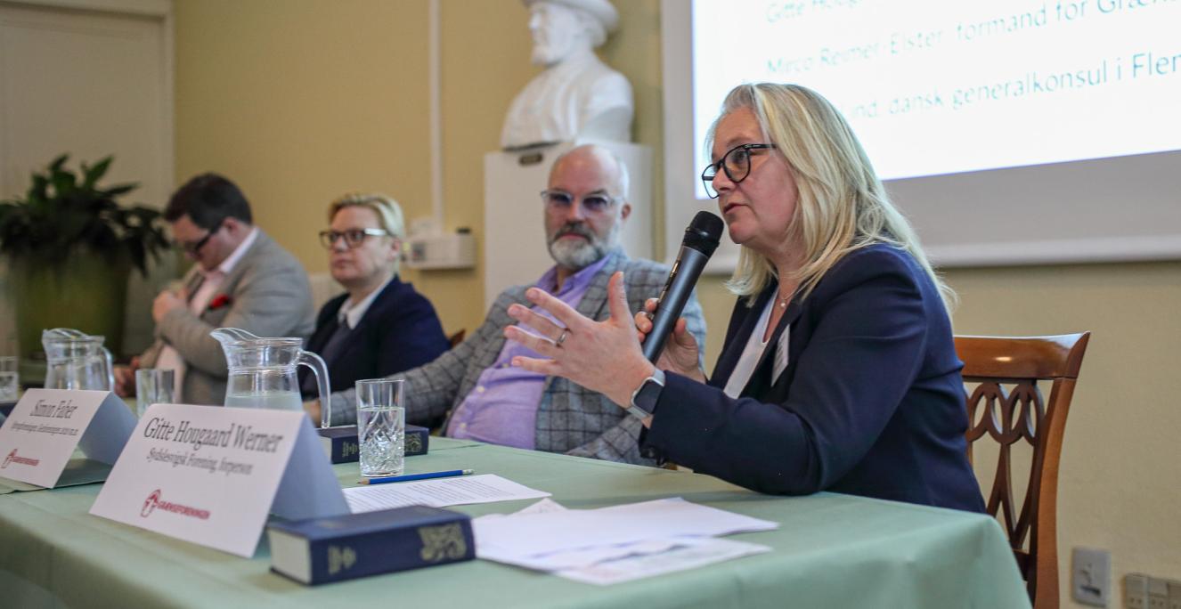 Panelet i konferencens anden debat bestod af Mirco Reimer-Elster, formand for Grænseforeningen, Annette Lind, Danmarks generalkonsul i Flensborg, Simon Faber, formand for Sprogforeningen, og Gitte Hougaard-Werner, forkvinde for Sydslesvigsk Forening (SSF).