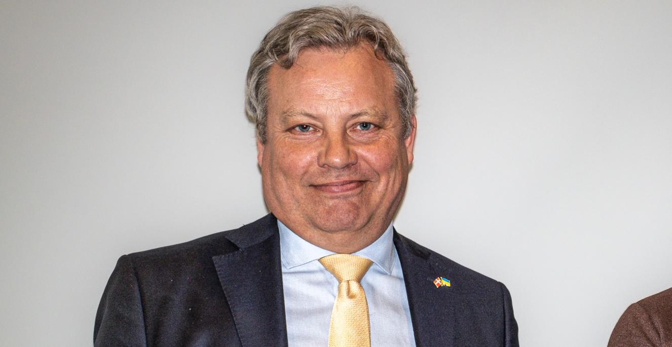 Den politiske kommentator Jarl Cordua deltog i 2024 i en paneldebat om krigen 1864 og dens betydning i politik i dag ved Grænseforeningens Sendemandsmøde.