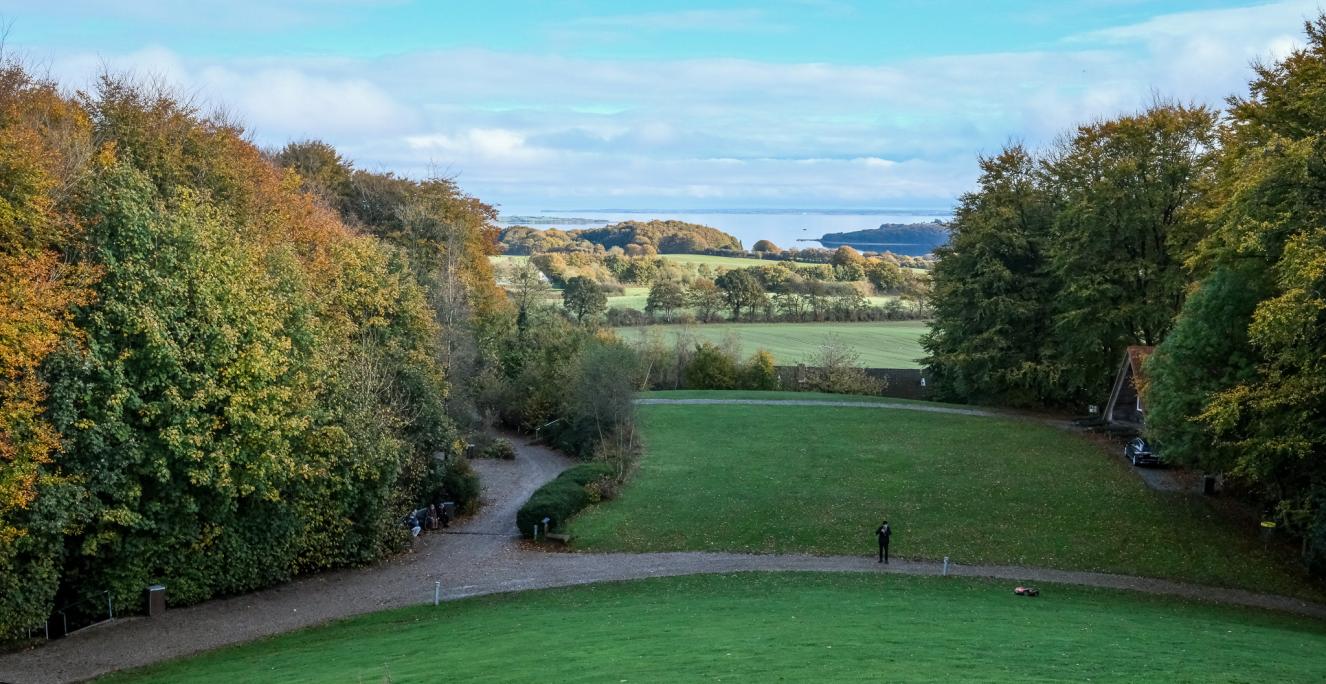Udsigten fra Knivsbjerg, der er Sønderjyllands punkt, fejler ikke noget. Fra 1901 til 1945 stod et 47 meter højt monument til ære for den preussiske statsmand Otto von Bismarck på toppen af Knivsbjerg. Bismarcktårnet, som det hed, blev sprængt i luften af danske sabotører natten mellem den 15. og 16. august 1945. Ikke alle detaljer om sprængningen kendes.