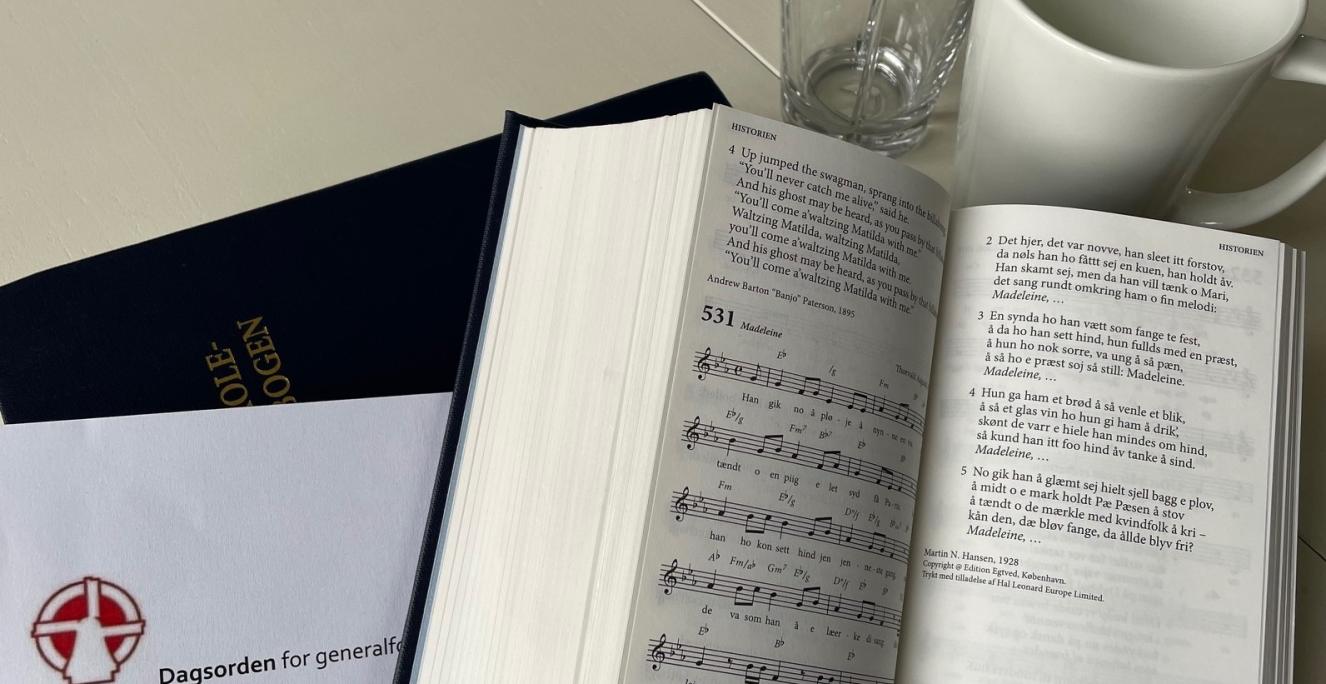 Illistration til omtale af generalforsamling Højskolesangbog og dagsorden -