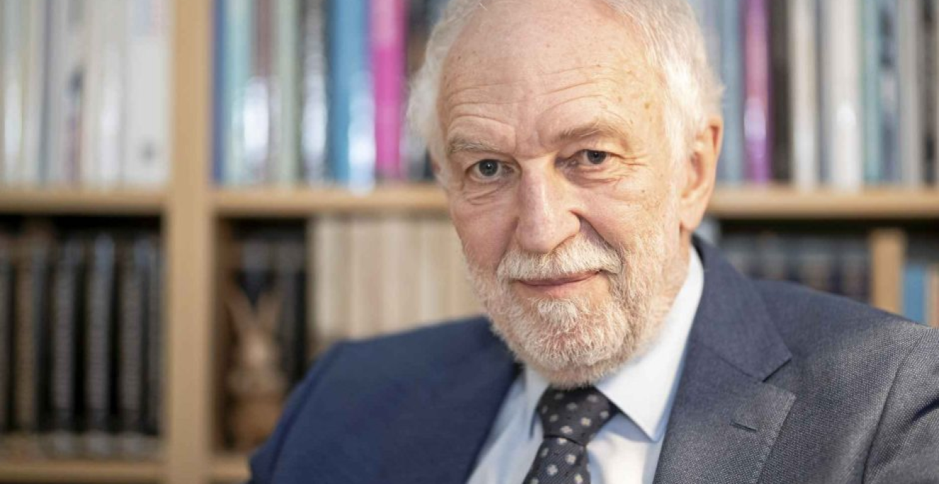 Henrik Becker-Christensen,  dr. phil.i hsitorie og  tidligere  dansk generalkonsul i Flensborg 