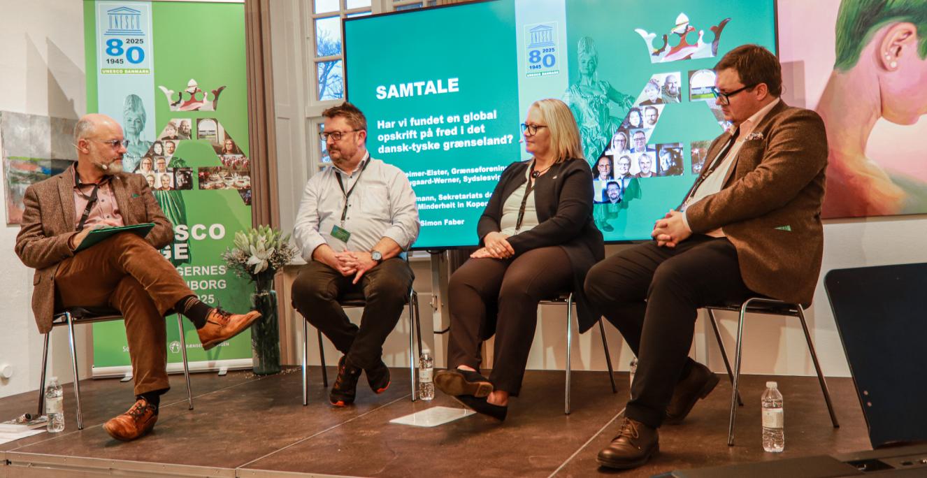 Simon Faber, formand for Sprogforeningen, var moderator for en debat om den fredelige sameksistens i det dansk-tyske grænseland med Harro Hallmann, kommunikationschef for Bund Deutscher Nordschleswiger (BDN), Gitte Hougaard-Werner, forkvinde for Sydslesvigsk Forening (SSF), og Mirco Reimer-Elster, formand for Grænseforeningen.