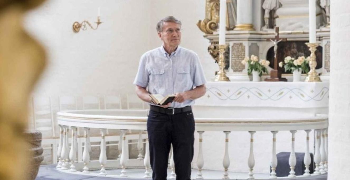 Viggo Jacobsen fotograferet til bladet Grænsen i Helligåndskirken i Flensborg, hvor han har været provst og præst frem til 2019