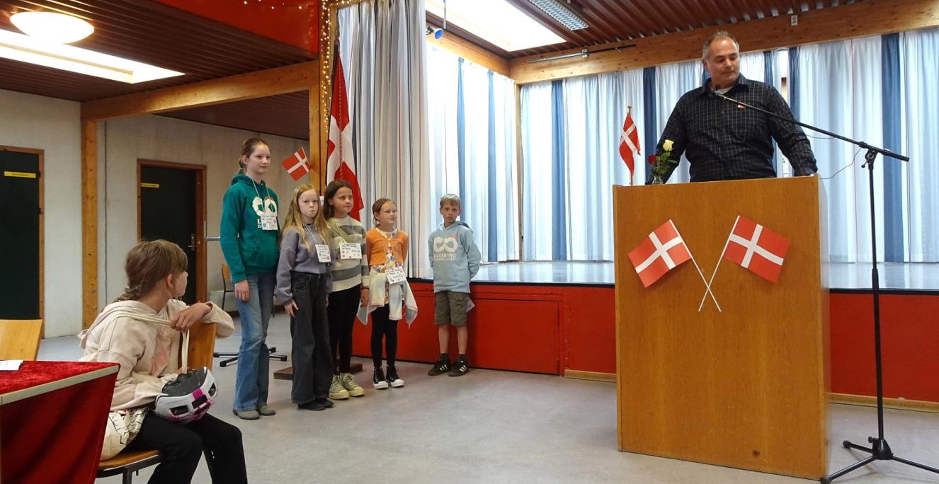 Skoleder Steven Bommarius i Lyksborg danske skoles samlingsrum. Tale og optræden af elever til de danske årsmøder 2025.