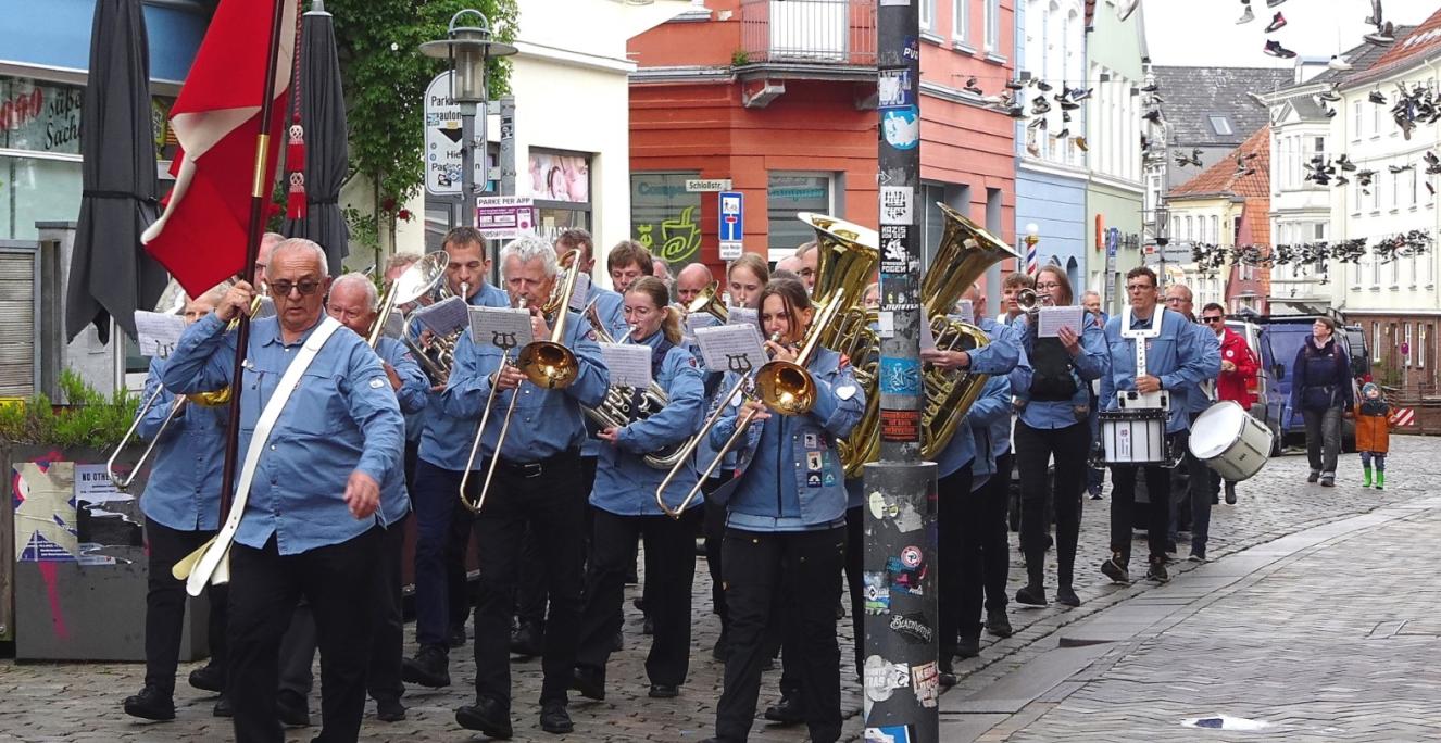 Kibæk FDF orkester på vej gennem Flensborgs gågade hen til Søndertorv, hvor alle spejderorkestre spiller koncert søndag kl. 18