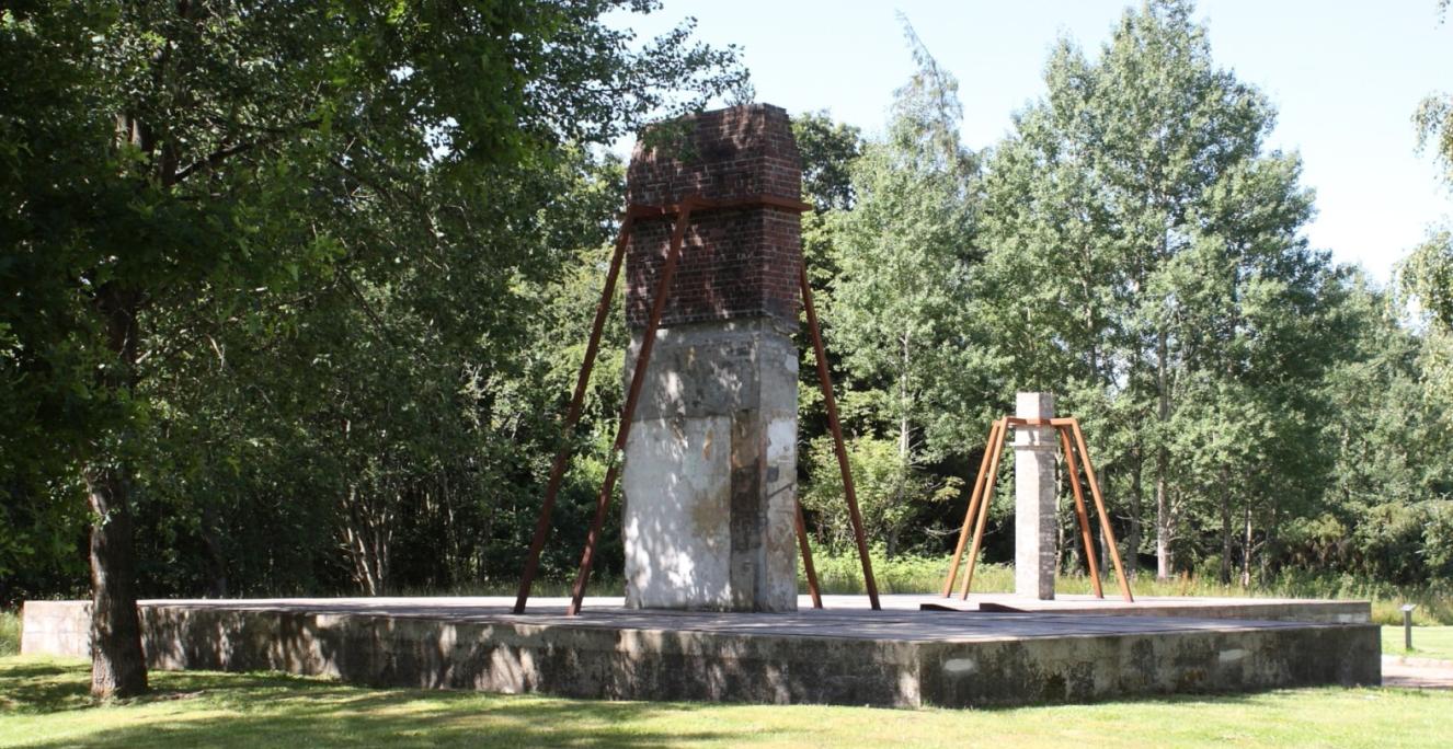 Tomt med den store skorsten i det tidligere køkkenhus, Svesing: den tidligere koncentrationslejr.