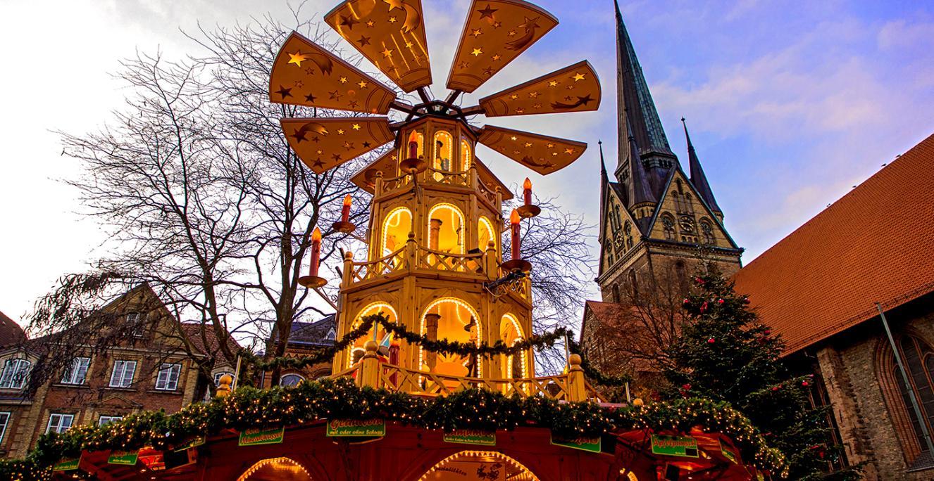 Julepyramiden er et vartegn for julemarkedet i Flensborg. I baggrunden rejser Skt. Nikolaj Kirken sig med sit sengotiske tårn.