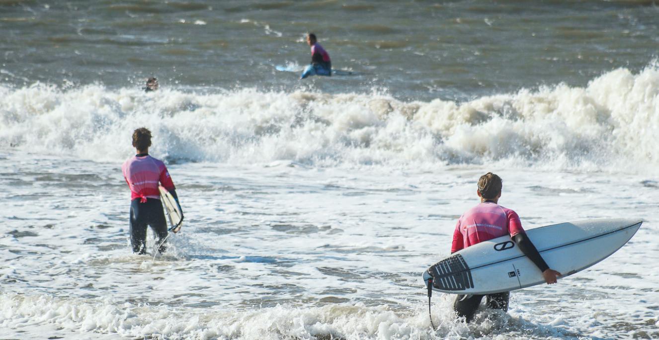 Surfertimerne på Ringkøbing Gymnasium foregår på strandene ved Hvide Sande. Her blæser ofte rigtig meget. Det sker dog også, at det slet ikke blæser, og så må underviserne tænke alternativt.