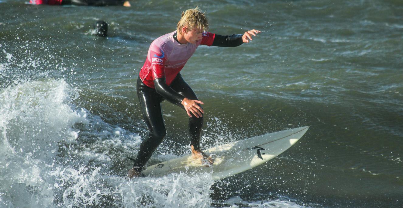 I skoleåret 2025-26 er der i alt 22 surferelever fordelt på tre årgange på Ringkøbing Gymnasium. Heraf kommer fem drenge fra Tyskland, og de tre af dem bor sammen med otte danske elever, der heller ikke er fra egnen, i nogle surferboliger, som gymnasiet har adgang til i Hvide Sande. Eleverne kombinerer en almen studentereksamen med deres interesse for vandsport. 